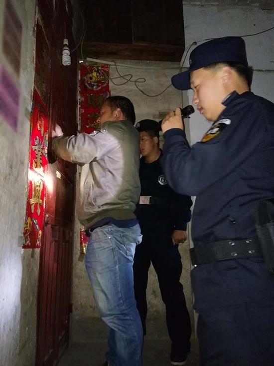 榕江县粗心妈妈误将幼女锁家中 民警全城寻开锁师傅开门