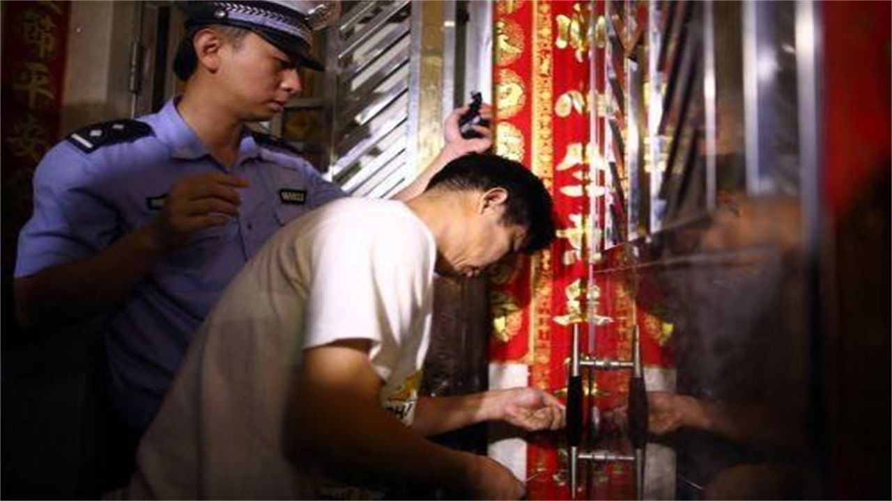 榕江县请开锁师傅开了锁后，师傅为什么一般都不进门，就算主人请也不进去？